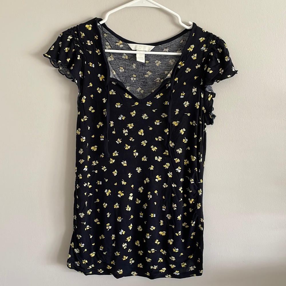 H&M mama black and yellow floral maternity top. Very good condition. Size S